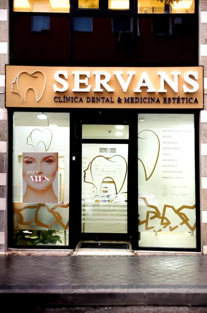 Entrada de Clínica Dental Servans en Ciudad Lineal, Madrid, con un diseño moderno y accesible para todos los pacientes.